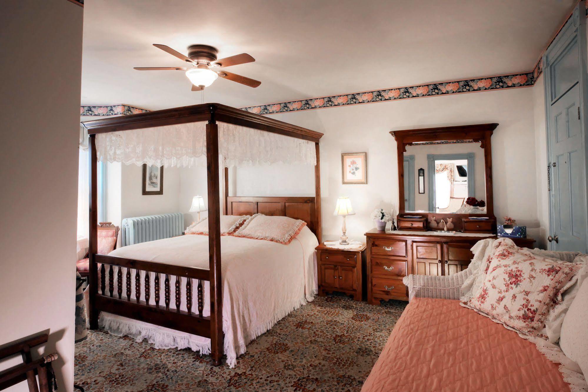 Antoinette'S Apartments & Suites Cape May Exterior foto